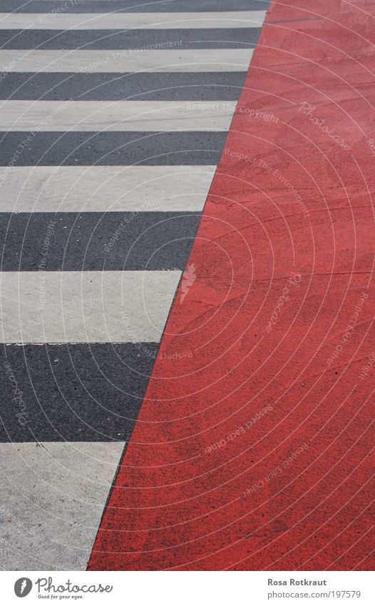 diagonal Straße Straßenkreuzung Wegkreuzung Beton Schilder & Markierungen Linie Streifen ästhetisch eckig einfach Stadt grau rot weiß Zufriedenheit Design Farbe