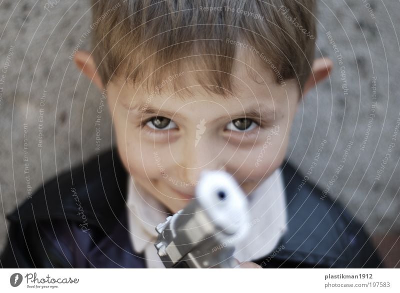 Gewehrlauf Mensch Kind Junge Kopf Gesicht Auge 1 3-8 Jahre Kindheit blond klein Spielzeug Pistole Blick in die Kamera Kinderspiel Kinderaugen Lauf Farbfoto