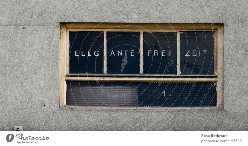 elegante freizeit Design Freizeit & Hobby Fußgängerzone Haus Mauer Wand Fenster Schriftzeichen alt dreckig einfach trashig trist grau schwarz weiß Freude