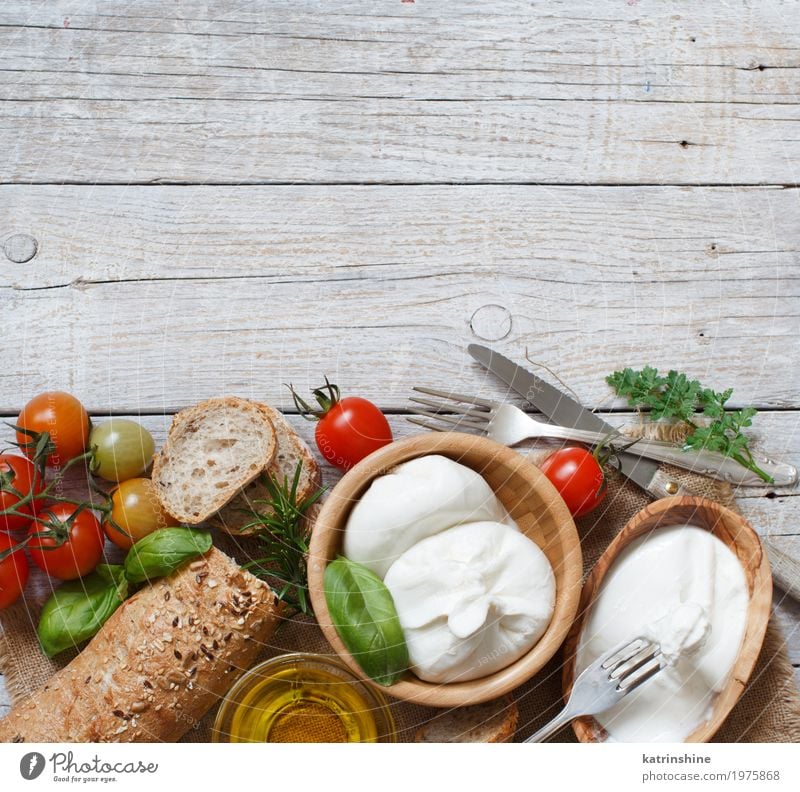 Italienischer Käse Burrata mit Brot, Gemüse und Kräutern Milcherzeugnisse Kräuter & Gewürze Ernährung Vegetarische Ernährung Italienische Küche