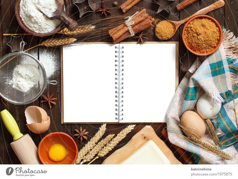 Leeres kochendes Buch, Bestandteile und Draufsicht der Utensilien Getreide Teigwaren Backwaren Brot Dessert Kräuter & Gewürze Schalen & Schüsseln Tisch Küche
