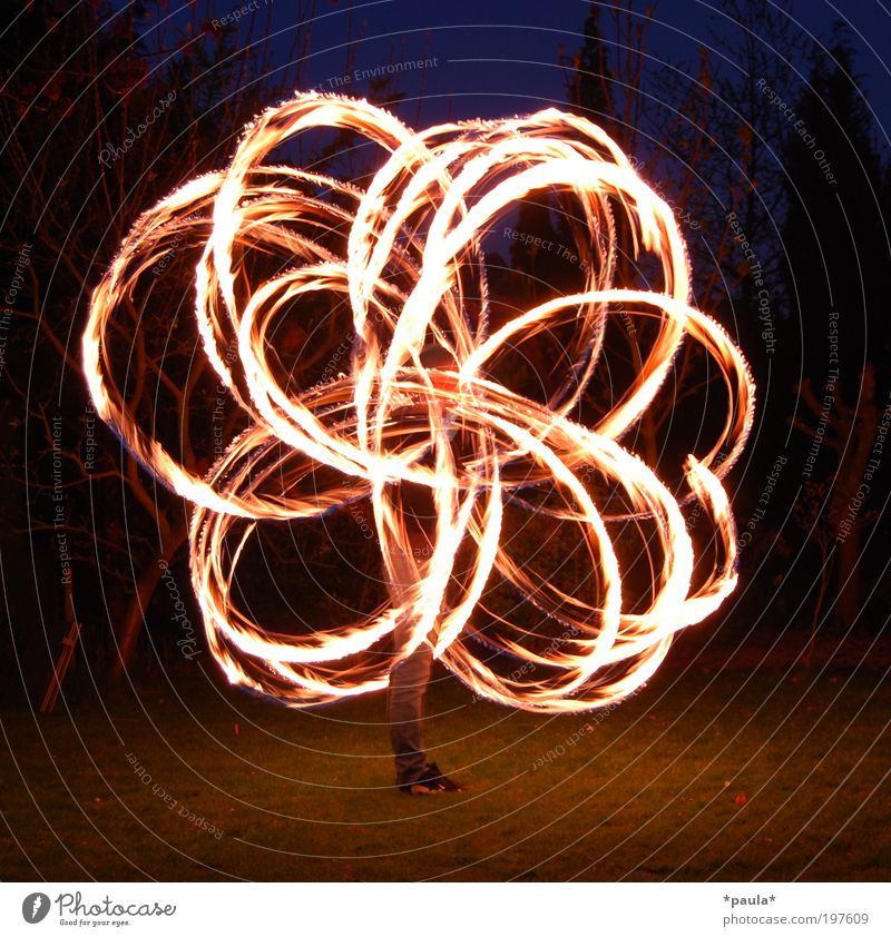 Feuerblume Freizeit & Hobby 1 Mensch Kunst Urelemente Zeichen Bewegung leuchten ästhetisch außergewöhnlich dunkel groß heiß Geschwindigkeit Lebensfreude Erfolg