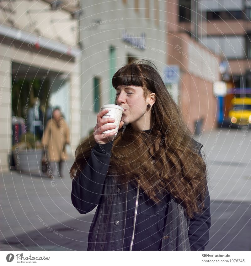 Carina | Coffee 2 go Getränk trinken Heißgetränk Kaffee Becher Lifestyle kaufen Stil Freizeit & Hobby Mensch feminin Junge Frau Jugendliche Erwachsene Gesicht 1