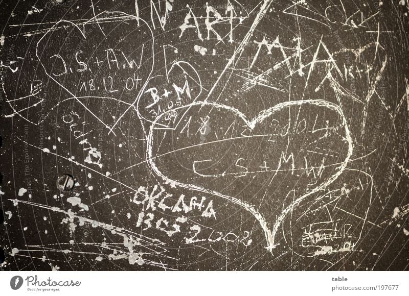 lovin` you . . . Freude Mauer Wand Fassade Tür Metall Zeichen Schriftzeichen Ziffern & Zahlen Herz Graffiti Liebe schreiben einzigartig braun Gefühle Glück