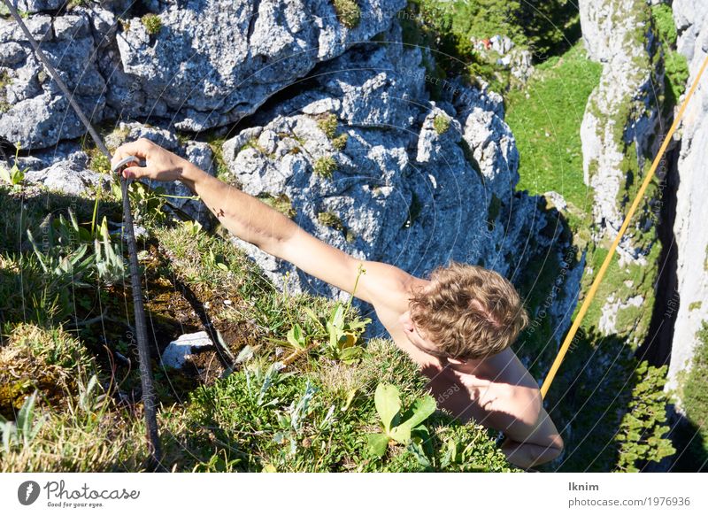 Kletterlust Junger Mann Jugendliche 1 Mensch 18-30 Jahre Erwachsene Sport Klettern Bergsteiger Sicherung carabiner Berge u. Gebirge Felsen Natur sportlich