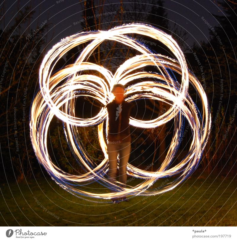 Angelwing Freude Glück Spielen 1 Mensch Kunst Künstler Urelemente Feuer Bewegung leuchten stehen ästhetisch außergewöhnlich dunkel heiß Geschwindigkeit gelb
