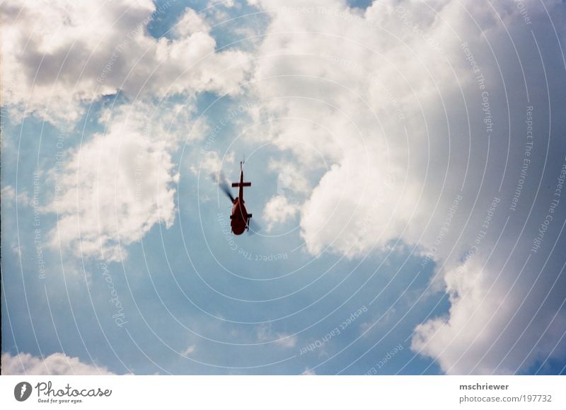 Hubschrauber am Wolkenhimmel Sonnenlicht Luftverkehr Rettungshubschrauber Geschwindigkeit blau Farbfoto Außenaufnahme Tag Licht Kontrast Silhouette Weitwinkel