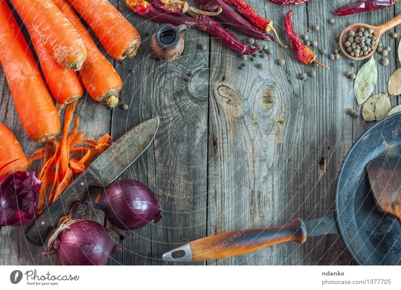 frisches Gemüse auf der grauen Holzoberfläche Kräuter & Gewürze Ernährung Vegetarische Ernährung Diät Pfanne Messer Tisch alt Essen oben saftig orange rot