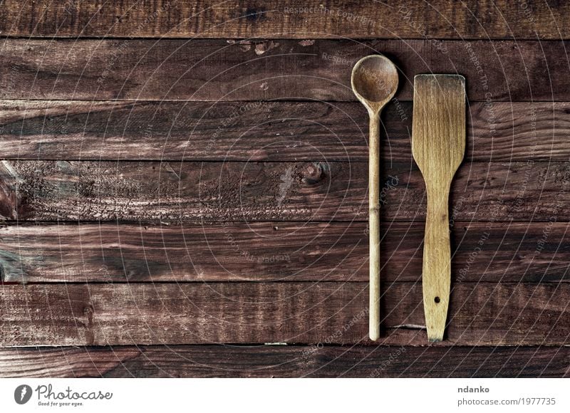 hölzerne Küchenspachtel und ein Löffel auf einer braunen Oberfläche Tisch Holz alt retro Speise Geschirr Utensil Essgeschirr Holzplatte Leerraum Handgriff