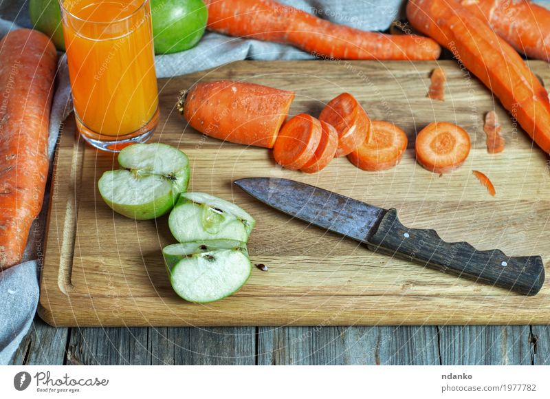Karotten- und Apfelsaft zu Hause Gemüse Ernährung Essen Frühstück Vegetarische Ernährung Diät Getränk Erfrischungsgetränk Saft Messer Tisch Natur Holz natürlich