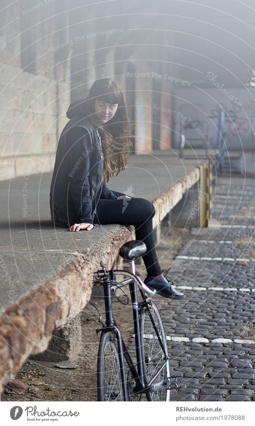 Carina | Fahrrad Stil Freizeit & Hobby Mensch feminin Junge Frau Jugendliche Erwachsene 1 18-30 Jahre Jugendkultur Kleinstadt Stadt Haus Industrieanlage