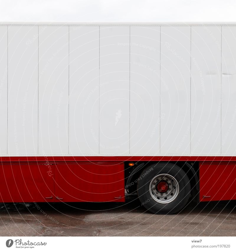 red truck Verkehr Verkehrsmittel Straße Fahrzeug Lastwagen Wohnmobil Wohnwagen Bauwagen Anhänger Metall Linie Streifen ästhetisch dünn authentisch frisch modern