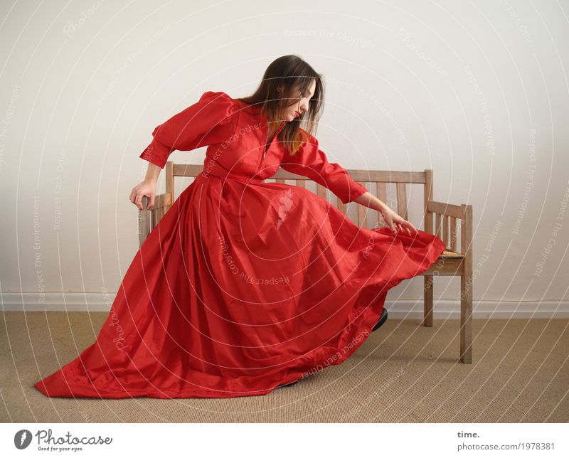 . Raum Bank feminin Frau Erwachsene 1 Mensch Kleid brünett langhaarig beobachten Blick sitzen elegant schön rot selbstbewußt Willensstärke Leidenschaft Romantik