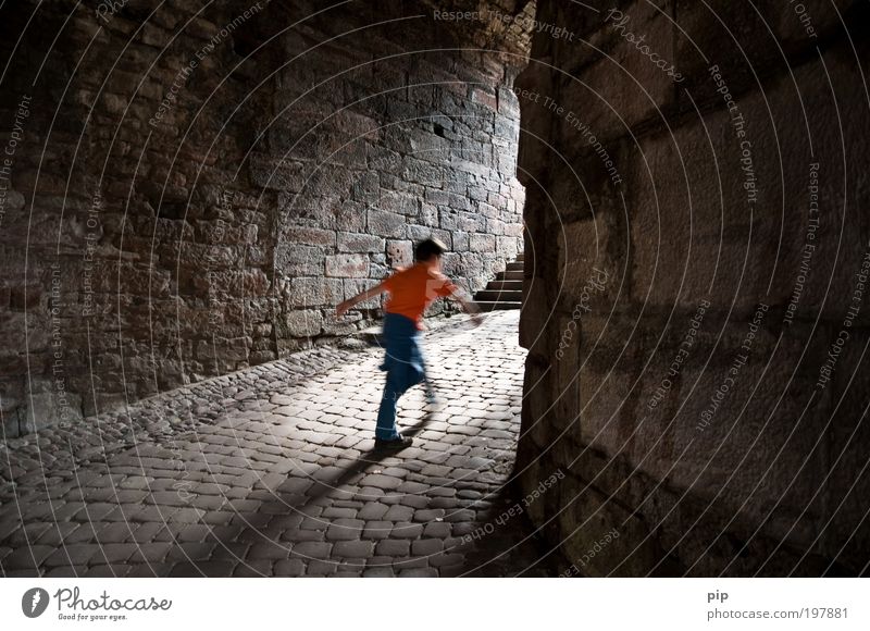 geh spenst Tourismus entdecken Junge Burg oder Schloss Ruine Tunnel Stein gehen laufen dunkel hell historisch kalt Neugier Geschwindigkeit grau Angst gefährlich