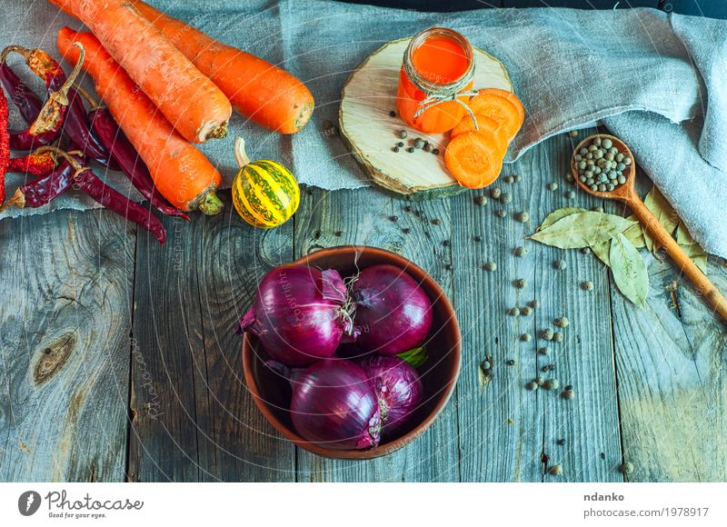 Rote Zwiebel in einer Lehmschüssel unter Frischgemüse und Gewürzen Gemüse Kräuter & Gewürze Ernährung Essen Vegetarische Ernährung Diät Getränk Saft