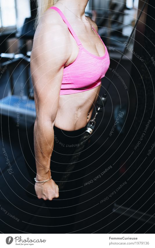 Fitness_14_1979136 Lifestyle feminin Junge Frau Jugendliche Erwachsene Mensch 18-30 Jahre Bewegung Kraft muskulös Muskulatur Arme üben Sport-Training sportlich