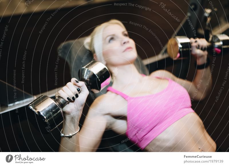 Fitness_36_1979139 Lifestyle feminin Junge Frau Jugendliche Erwachsene Mensch 18-30 Jahre Bewegung Gewichte Gewichtheben Hantel Bustier blond rosa Hantelbank