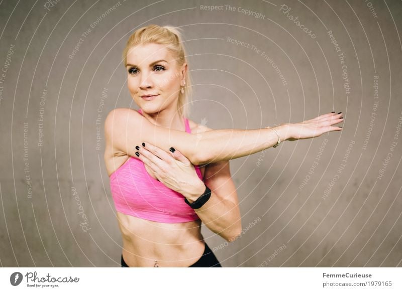 Fitness_08_1979165 Lifestyle feminin Junge Frau Jugendliche Erwachsene Mensch 18-30 Jahre Bewegung dehnen Dehnung Muskulatur Arme muskulös üben Erholung