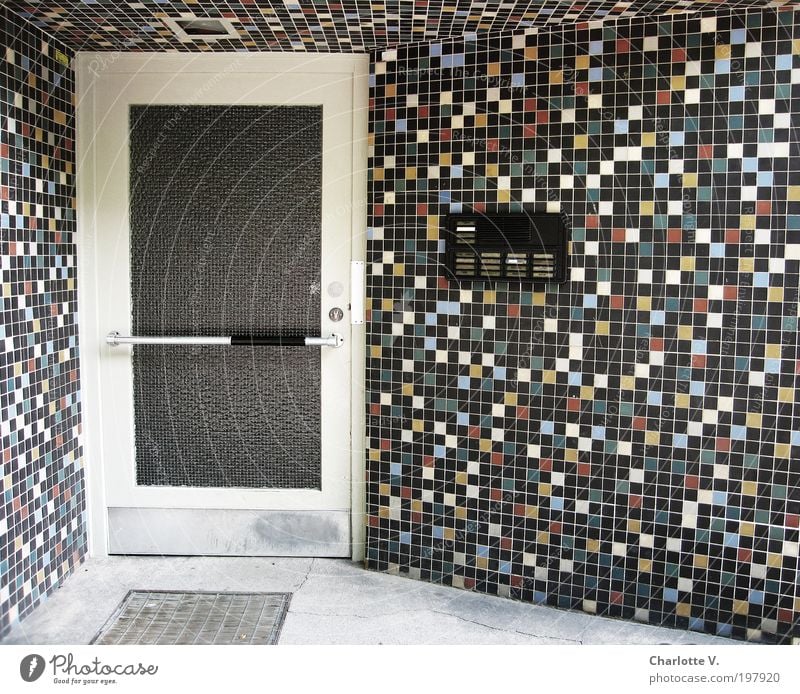 Mosaik-Eingang Menschenleer Haus Gebäude Architektur Mehrfamilienhaus Eingangstür Fünfziger Jahre Mauer Wand Tür Namensschild Fliesen u. Kacheln Glastür