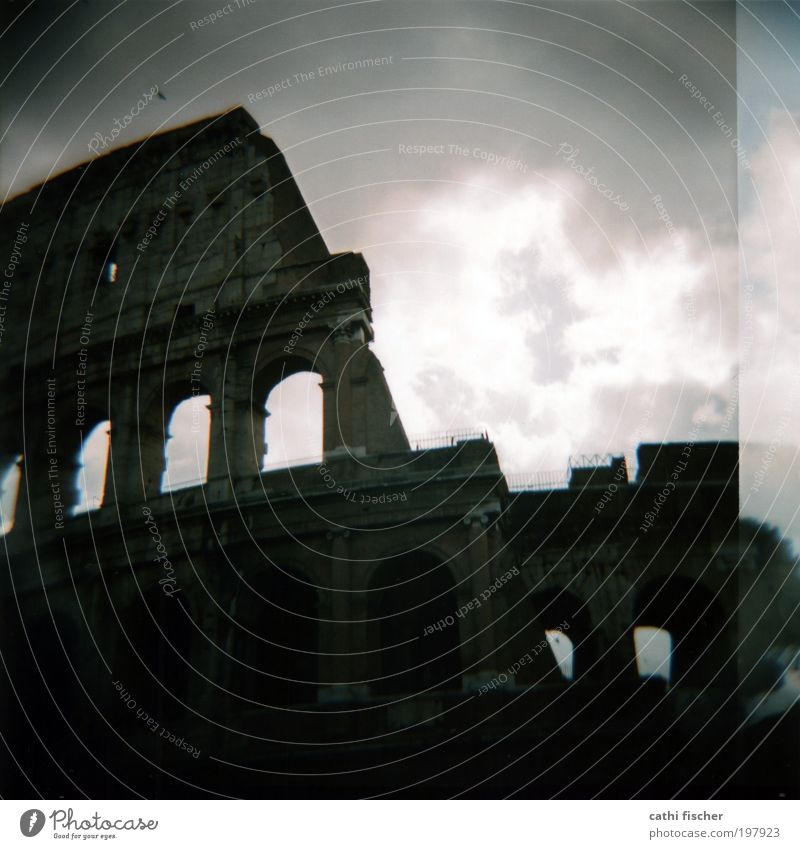 colosseo Himmel Wolken Gewitterwolken Wetter schlechtes Wetter Rom Italien Europa Hauptstadt Ruine Bauwerk Architektur Sehenswürdigkeit Kolosseum grau schwarz