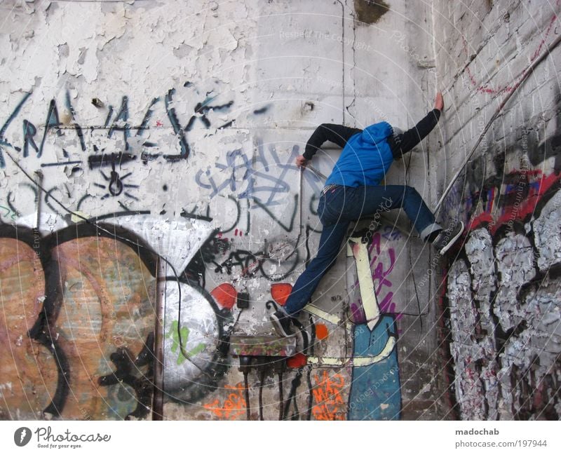 fatale fehleinschätzung Mann Erwachsene 18-30 Jahre Jugendliche Subkultur Ruine Mauer Wand festhalten hängen sportlich trendy hoch trashig Kraft Willensstärke