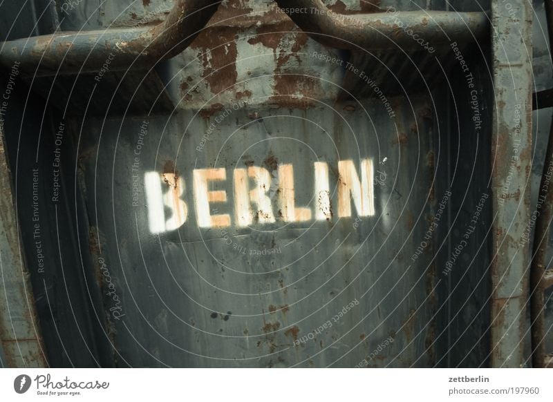 BERLIN Berlin Hauptstadt Stadt Container Metall Metallwaren Eisen Stahl Müll entsorgen Schriftzeichen Beschriftung Typographie Rost