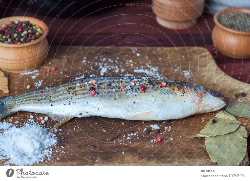 Frischer Stintfisch in den Gewürzen für das Kochen auf einem Küchenbrett Fisch Kräuter & Gewürze Ernährung Essen Diät Tisch Holz frisch oben braun weiß Paprika