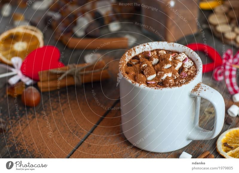 Mit Marshmallows trinken und mit Kakaopulver bestreuen Dessert Süßwaren Kräuter & Gewürze Getränk Heißgetränk Tasse Becher Winter Holz Herz Essen heiß lecker