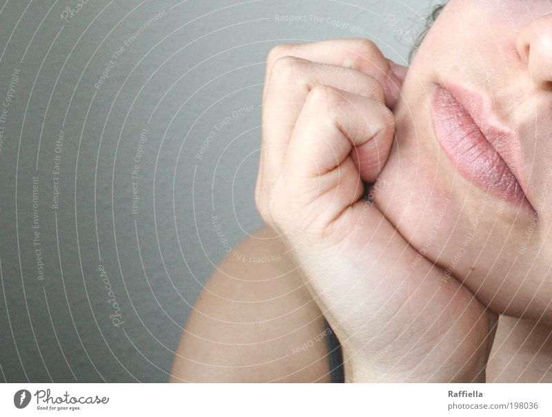 silence feminin Junge Frau Jugendliche Haut Mund Lippen Hand Schulter 18-30 Jahre Erwachsene weich zart Gedeckte Farben grau Hautfarbe Leberfleck Finger