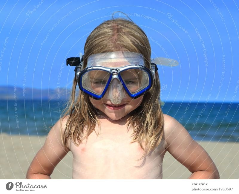 Kind mit Taucherbrille am Strand Ferien & Urlaub & Reisen Sommer Sommerurlaub Sonne Meer Wassersport tauchen Mensch Kopf 1 3-8 Jahre Kindheit Brille