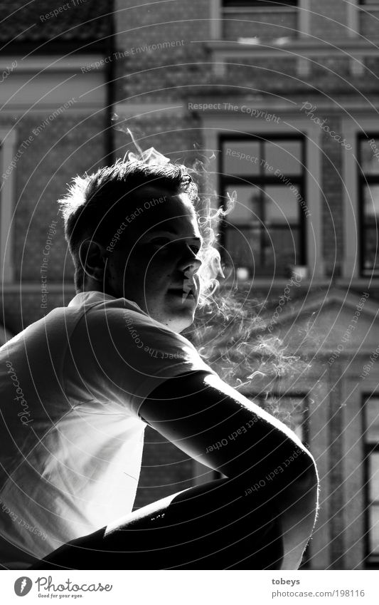 hero Stil maskulin Junger Mann Jugendliche Rauchen leuchten Teufel dunkel ungesund Krebs geheimnisvoll filmreif unerkannt Denken Blick beobachten Zigarette