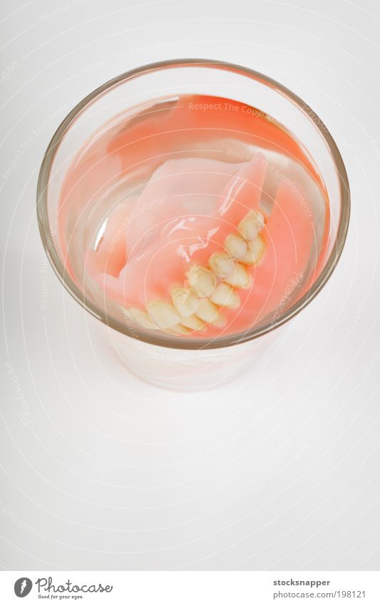 Alter Zahnersatz alt Prothese falsch Zähne künstlich Zielvorstellung dreckig hässlich Glas Wasser niemand Objektfotografie