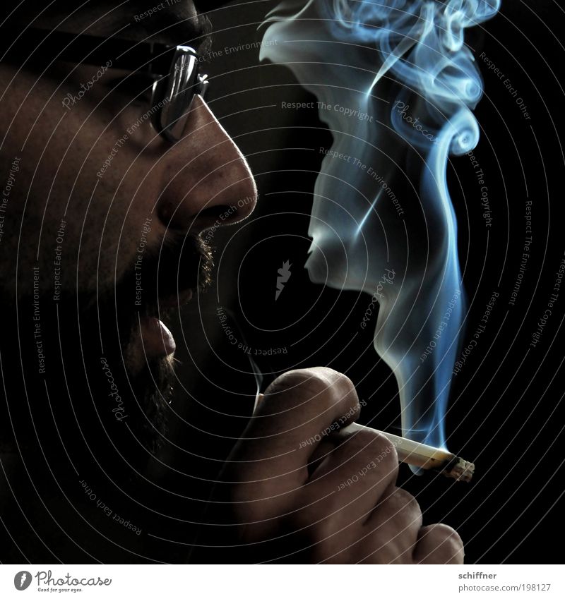 Rauchzeichen I [LUsertreffen 04|10] maskulin Mann Erwachsene Gesicht Nase Mund Hand Finger Erholung genießen Rauchen dunkel schwarz Gelassenheit