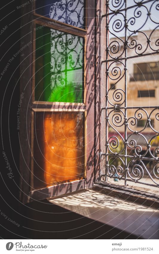 Marokko Haus Fenster Buntglas Fensterscheibe Gitter Ornament grün orange Farbfoto mehrfarbig Außenaufnahme Detailaufnahme Menschenleer Tag