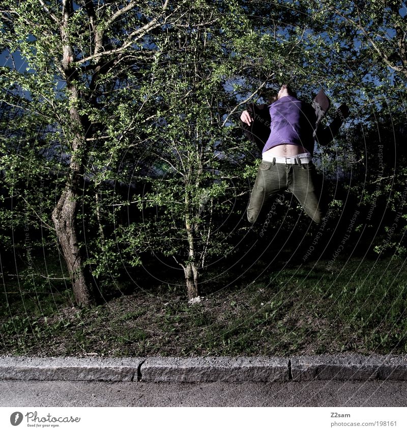 tarnung Stil Mensch Junger Mann Jugendliche 18-30 Jahre Erwachsene Umwelt Natur Gras Sträucher Straße fallen fliegen springen ästhetisch dunkel gruselig
