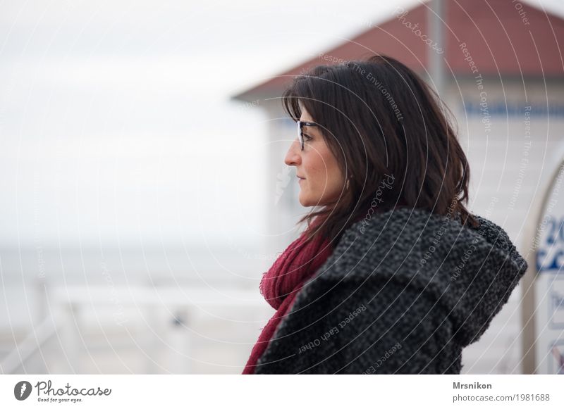Am Meer Mensch feminin Frau Erwachsene Leben 1 30-45 Jahre Wolken Frühling Herbst Küste Nordsee Ostsee beobachten Blick träumen Traurigkeit warten Zufriedenheit