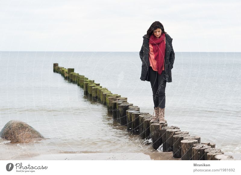 Allein Mensch feminin Frau Erwachsene Leben 1 30-45 Jahre Himmel Frühling Herbst Wellen Küste Strand Nordsee Ostsee Erholung laufen Blick träumen Stimmung