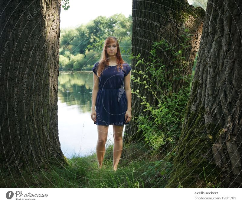 junge Frau am See zwischen Bäumen Lifestyle Freizeit & Hobby Mensch feminin Junge Frau Jugendliche Erwachsene 1 18-30 Jahre Natur Landschaft Sommer Park Teich
