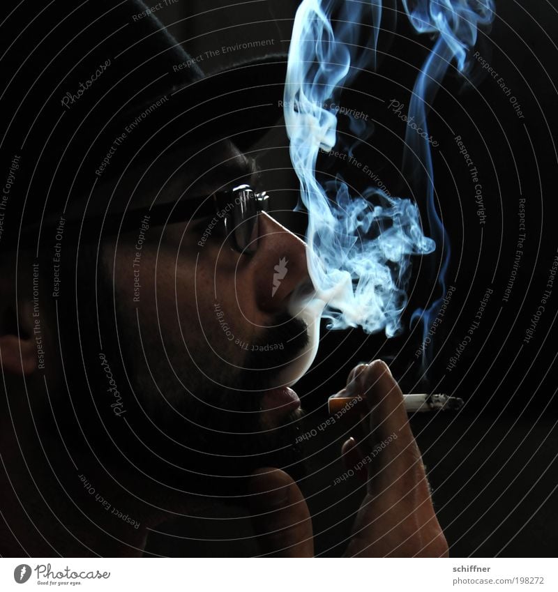 Rauchzeichen II [LUsertreffen 04|10] Mann Erwachsene genießen Rauchen Gesicht Nase Bart Brille Mund Hand dunkel & düster geheimnisvoll schwarz Gelassenheit