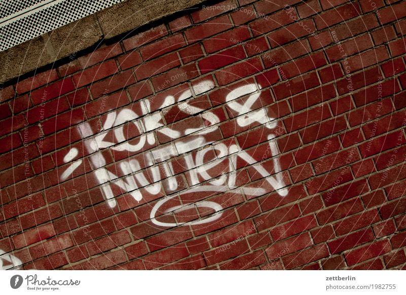 Koks & Nutten beschmiert Kokain Kriminalität Menschenleer nutten Prostituierte Schriftzeichen Umgangssprache sprühen Tagger Graffiti taggen Schlagwort