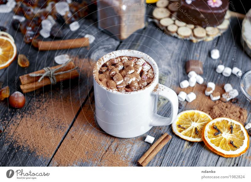 Kakao mit Marshmallows ist mit Schokolade bestreut Frucht Dessert Süßwaren Getränk trinken Heißgetränk Tasse Becher Tisch Holz frisch heiß natürlich oben braun