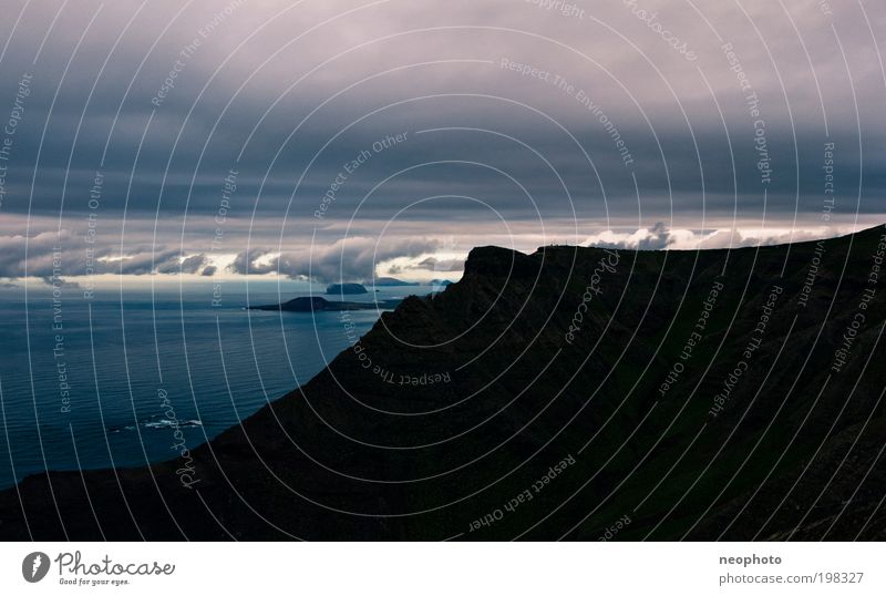 Das Dach der Welt Landschaft Urelemente Luft Wasser Himmel Wolken Horizont Sturm Berge u. Gebirge Vulkan Küste Meer Atlantik Insel blau schwarz Wolkendecke