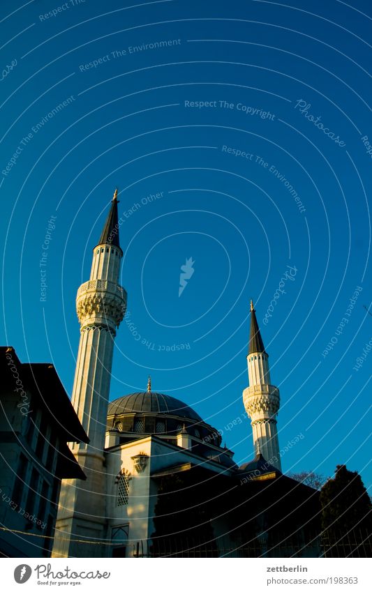 Moschee Berlin Neukölln sehitlik Islam Moslem Religion & Glaube Koran Turm Minarett muezzin Kuppeldach Himmel Schönes Wetter Wolkenloser Himmel Sommer Türkei