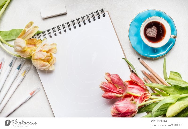 Tulpen, Notizblock mit bunte Marker und Kaffeetasse Lifestyle Stil Design Tisch Feste & Feiern Valentinstag Muttertag Arbeitsplatz Büro feminin Blume