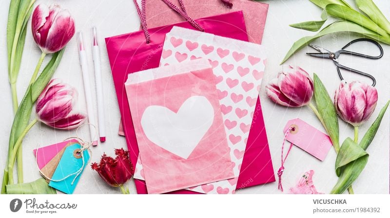 Tulpen mit rosa Papiertüten und Umschlag mit Herz Stil Design Freude Basteln Feste & Feiern Valentinstag Muttertag Geburtstag Blume Schreibstift