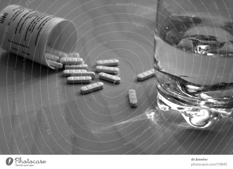 Headache Tablette Kopfschmerzen Überdosis schwarz Alkohol Glas Wasser Weis