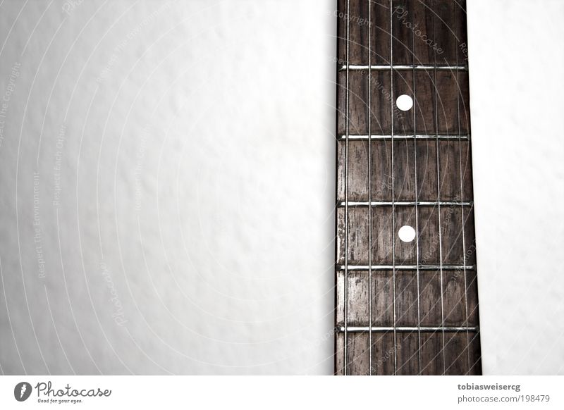 begrabscht Musik Gitarre Holz Metall alt dreckig braun weiß Farbfoto Nahaufnahme Menschenleer Blitzlichtaufnahme Kontrast