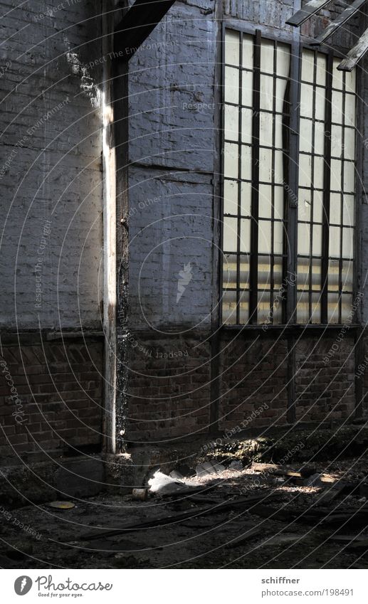 Lichtschranke [LUsertreffen 04|10] Menschenleer Industrieanlage Fabrik Ruine hässlich verfallen Balken Hoffnung Erscheinung Fenster Sprossenfenster Gemäuer
