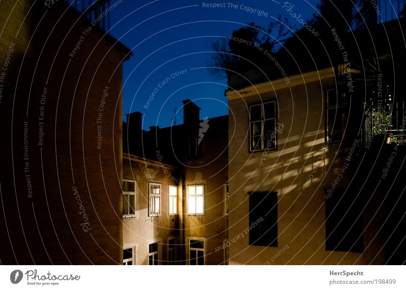 Mein Hinterhof Altstadt Menschenleer Haus Gebäude Fassade Balkon Fenster Dach Schornstein Hof blau braun gelb schwarz Dämmerung Farbfoto Gedeckte Farben