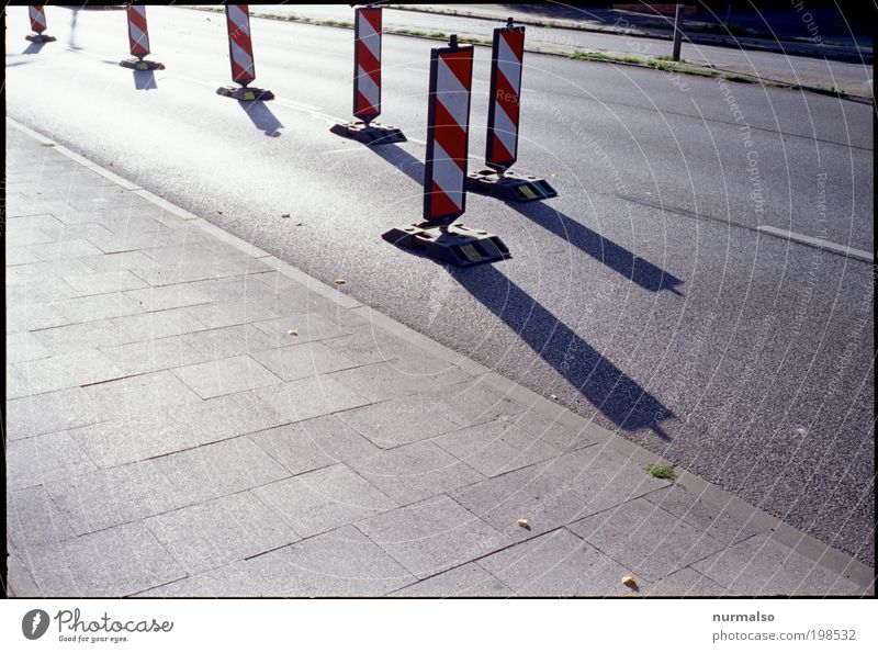 Schattensicherheit Arbeit & Erwerbstätigkeit Strassenbauer Bauarbeiter Güterverkehr & Logistik Baustelle Feierabend High-Tech Barriere Warnbarke Absicherung